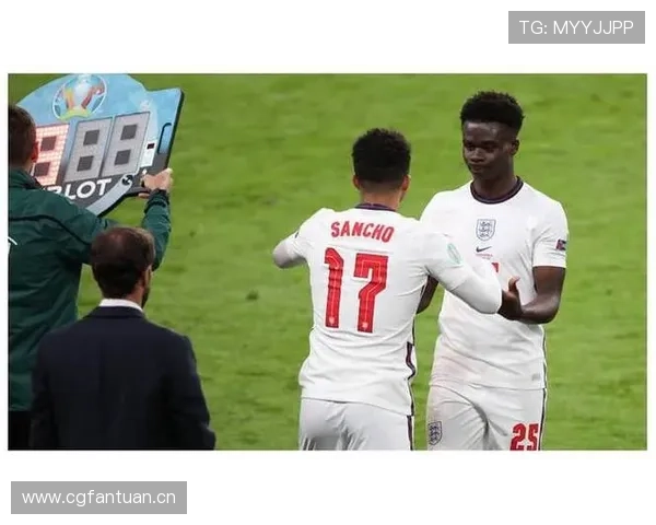 萨卡与福登:边路核心和中路组织者的功能差异分析