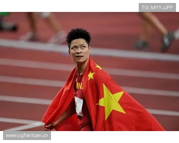 刚刷到苏炳添领奖照，紧接着是一张西装配拖鞋拎超市袋的私照，心里有点不适应