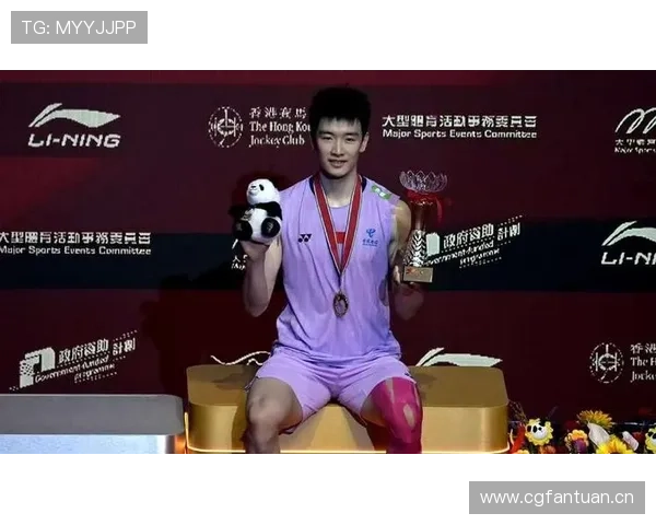 李诗沣刚从馆里出来，背的包比我一个月工资还扎心