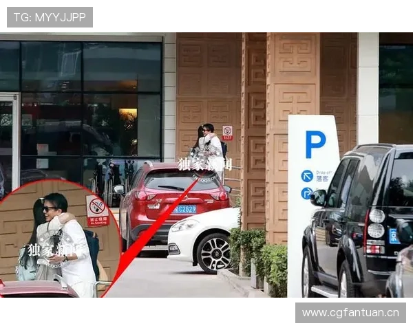 贾一凡出门就背个小包，门口那几辆豪车让我怀疑人生